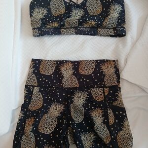 Constantly Varied Gear Pineapple Print Set - Black and Gold